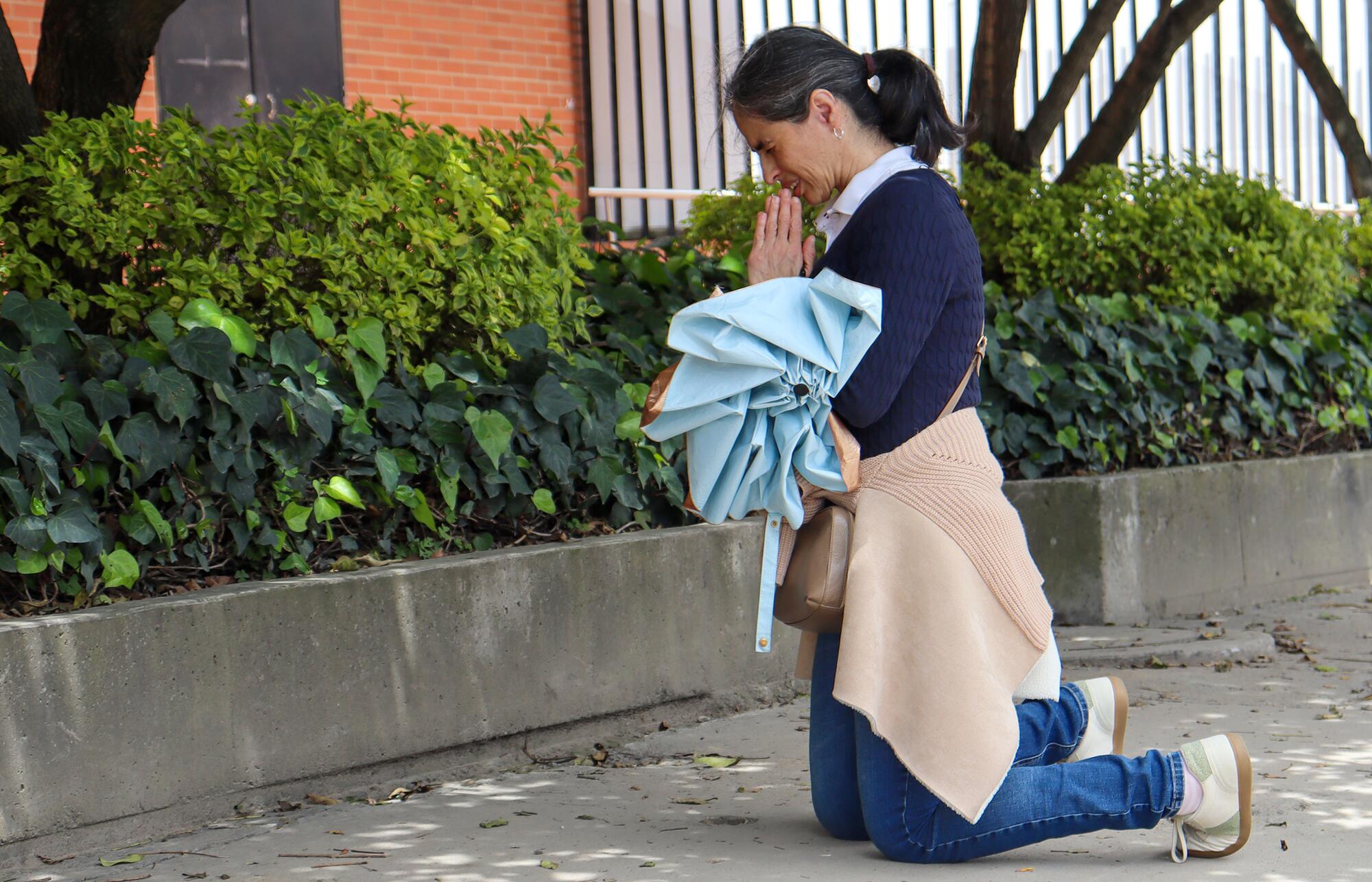 Entre lágrimas y oraciones, decenas de personas pidieron por la recuperación de Miguel Uribe Turbay.